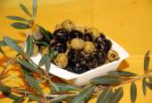Oliven entkernt gemischt mit Kräutern & Knoblauch
